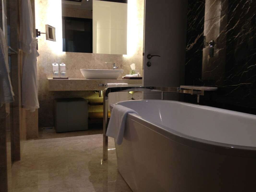 Reforma de baño con bañera y lavabo en márbol.Foto tomada en Santa Cruz de Tenerife.