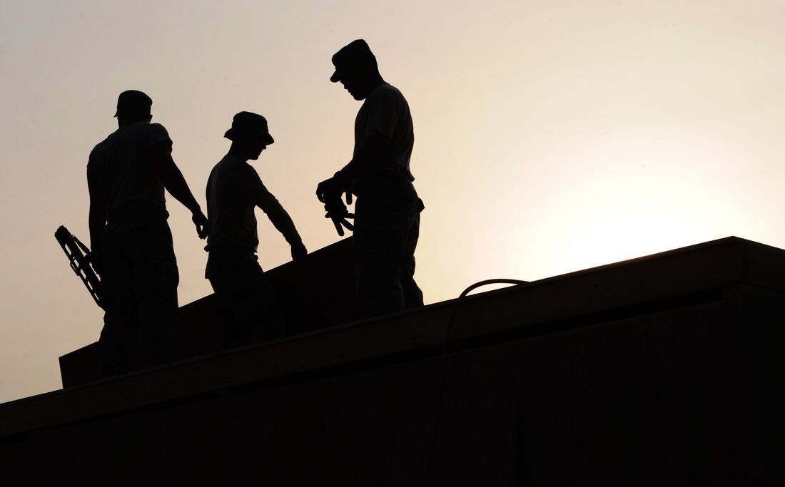 Foto de trabajadores en el tejado. Foto tomas en Santa Cruz de Tenerife.